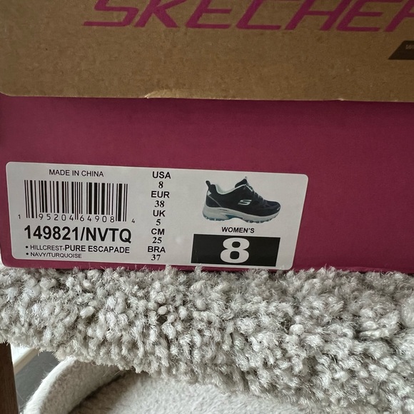 NWT - Skechers Women's Hillcrest Sneakers, Navy, size 8. - Picture 8 of 9
